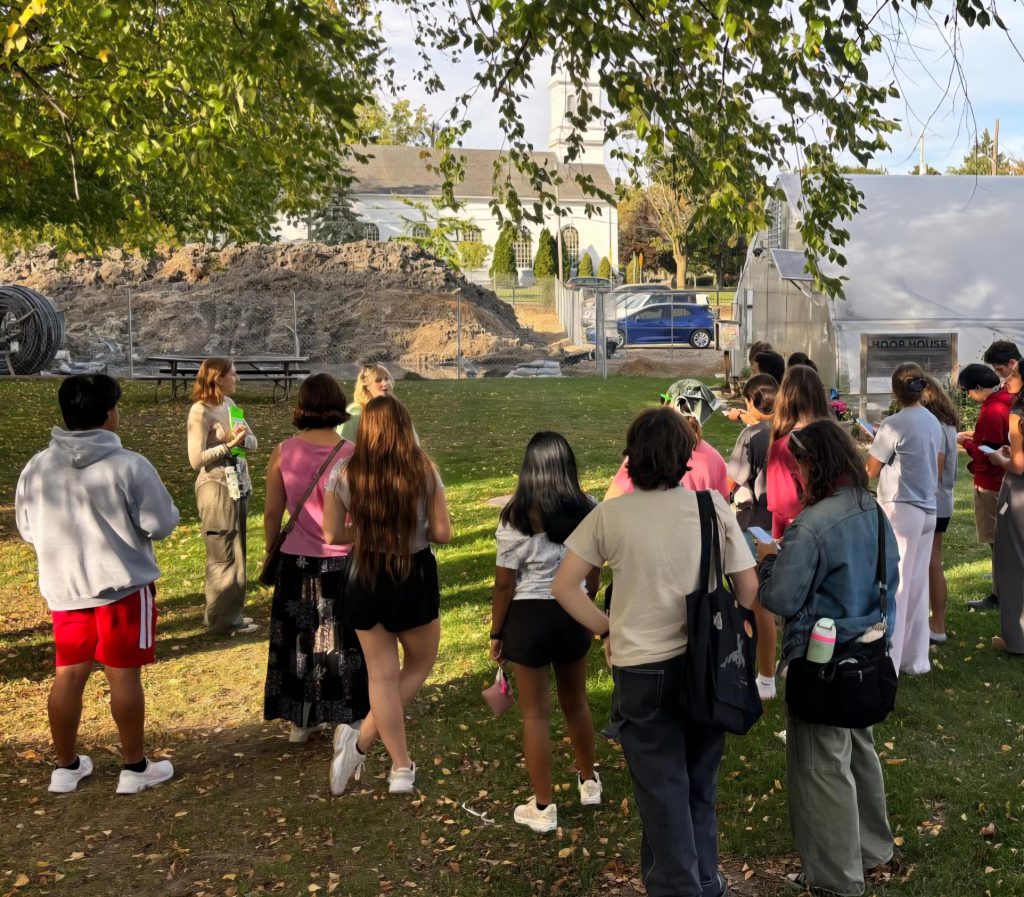 Josie Belsky giving a First-Year Forum Sustainability Tour